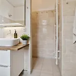 בית נופש 4 Bedroom Cozy In