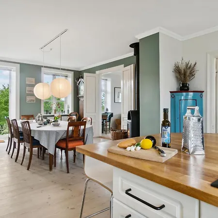 4 Bedroom Cozy In Holiday home *
